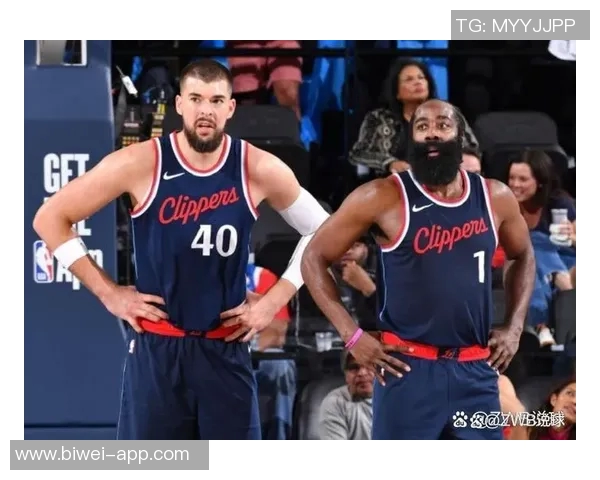 哈登谈球队配合训练称赞祖巴茨与科林斯的默契与随机应变能力